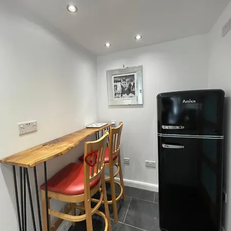 Robins Nest, Near Sennen Cove, 14 Beaches, Minack Holiday home *